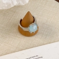Detalle de anillo de estrella de mar plateado con gema azul claro en soporte madera - Abierto Ajustable / Estilo de Piedra Preciosa (26842B)