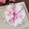 Detalle de coletero de cuadros rosas con bordes de encaje blanco y textura de malla - Rosa