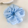 Gros plan du chouchou à carreaux bleu clair avec texture en organza doux et dentelle - Organza Bleu Clair (1# 26536C)