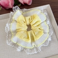 Coletero a cuadros amarillos con encaje blanco en una bandeja con una rosa decorativa - Amarillo