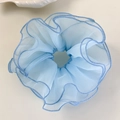 Détail d'un chouchou en dentelle bleu clair avec bords festonnés et texture en organza - Chiffon à Volants Bleu Clair (4# 26598C)