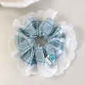 Détail de chouchou à carreaux bleus avec bordure en dentelle et bouton fleur à la main - Plaid à Bord en Dentelle (7# 26804A)