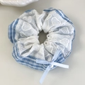 Détail du chouchou à carreaux bleus avec dentelle blanche, broderie cœur et nœud en perle - Plaid Perle Nœud (8# 26714A)