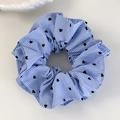 Dettaglio dell'elastico per capelli a righe blu e bianche con cuori e pizzo - Gessato con Cuore (10# 26155)