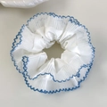 Détail d'un chouchou plissé blanc avec des coutures contrastées bleues délicates - Vague de Surjet Bleu (14# 26844A)