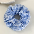 Dettaglio dell'elastico per capelli a quadretti bianchi e blu con cuciture arrotolate - Plaid con Bordo Arrotolato (15# 26844B)