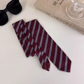 Cravatta classica bordeaux a righe bianche e blu navy per un perfetto stile preppy - Stile a Righe Rosso e Nero (27316B)