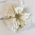 Detail van gele bloemen scrunchie met kanten rand, knoop en handgemaakt label - Gele Bloemen Golvende Rand Stijl (26775B)