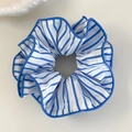 Détail d'un chouchou en dentelle à rayures bleues et blanches avec bordure bleue - Rayures Bordées Marine (18# 26753A)