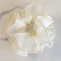 Detailopname van een crème witte organza scrunchie op een golvend keramisch dienblad - Off-white Pluizige Mesh Stijl (26598A)