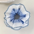 Vue détaillée du chouchou en dentelle à carreaux bleus avec bords ondulés en mousseline - Surjet Vague Bleue (19# 26437)