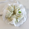 Detail van gele ruitjes haarelastiekje met wit kantborduurwerk en Hand Made label - Geel Grijs Gingham Knoop Stijl (26804B)