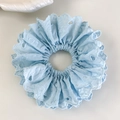 Détail macro du chouchou en dentelle anglaise bleu ciel avec bords festonnés brodés - Broderie Anglaise Bleu Ciel (22# 26594C)