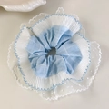 Détail d'un chouchou bleu ciel à carreaux avec volants en tulle multicouches et bords ondulés - Maille Froncée Bleu Clair (23# 26839C)