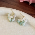 Nahaufnahme der blütenförmigen Ohrstecker in Mint und Weiß mit goldenen Akzenten - Blumenförmige Ohrstecker (26863A)