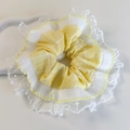 Détail de chouchou jaune à carreaux avec plis blancs et bordure en dentelle délicate - Style Patchwork Dentelle Vichy Jaune Citron (26839B)