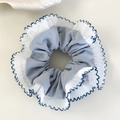 Détail d'un chouchou à carreaux bleus avec bordure en organza blanc et couture ondulée - Patchwork Organza Plissé (27# 26844F)