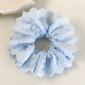 Gros plan sur un chouchou en dentelle bleu clair avec broderies florales évidées - Large Brodé Bleu Clair (29# 26550D)