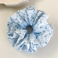 Détail d'un chouchou à imprimé floral bleu clair avec texture de tissu froissé - Large Floral Bleu Clair (30# 26579)
