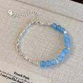 Detalle de pulsera con cuentas de vidrio azul y etiqueta de plata 925 sobre tela - Estilo de Empalme (26864A)