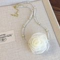 Detail der Perlen-Choker-Halskette mit einer großen cremefarbenen Rose und Goldverschluss - Cremeweiß Rosen Stil (26882A) / Weiße Blume