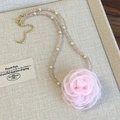 Nahaufnahme der rosa Netzrose-Halskette mit Perlenbesatz und goldenem Karabinerverschluss - Rosa Rosen Stil (26882B) / Rosa Blume