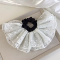 Dettaglio di scrunchie in pizzo bianco con pois neri e motivi a cuore - Stile Gonna Bianco (26865C)