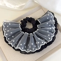 Dettaglio dell'elastico in raso nero con bordo in pizzo bianco a pois a strati - Stile Gonna Bianco e Nero (26865D)