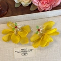 Pendientes de flores de tela amarilla estilo tropical con detalles de resina y hojas verdes - Amarillo