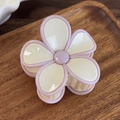 Vista detallada de una dulce pinza de pelo de flor en crema y rosa sobre madera - Borde Ondulado Morado