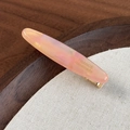 Dettaglio del fermaglio per capelli in acetato rosa marmorizzato con base in metallo dorato - Rosa Multicolore