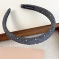 Detailaufnahme des grauen Polka-Dot-Denim-Haarreifens mit handgefertigtem Etikett - 2cm Breiter Schwarzer Haarreif