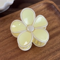 Détail d'une pince à cheveux en forme de fleur crème et jaune avec finition polie brillante - Pétale Jaune