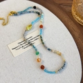 Collar de estilo étnico con piedras coloridas y detalles dorados en tela blanca - Mezcla Multicolor