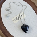 Dettaglio della collana a catena serpente d'argento con pendente a cuore nero lucido - Cuore Nero (26890B)