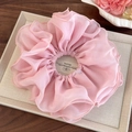 Détail d'un chouchou en organza rose avec des bords à volants superposés élégants - Rose (26893B)