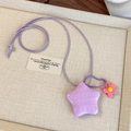 Détail d'un pendentif étoile violette gravé avec breloque fleur rose sur chaîne à billes - Étoile Violette