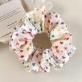 Detailopname van kleurrijke hartjes op witte seersucker scrunchie voor dames - Brede Ronde Stijl (26920A)