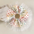 Detail van kleurrijke hartjes haarscrunchie met witte polka dot mesh en kanten rand - Kant Rand Ronde Stijl (26920B)