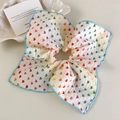 Detail van de witte wafelstof scrunchie met gekleurde hartjes en blauwe randafwerking - Blauwe Rand Vierkante Stijl (26920D)