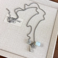 Dettaglio della collana a grappolo con opale blu e ciondolo a goccia d'acqua in argento - Stile Trasparente (26928A)