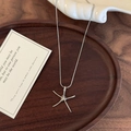 Collana minimalista con ciondolo a stella marina argentata e catena a serpente su vassoio - Colore Argento (Stile principale)