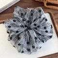 Detalle de un coletero de organza gris con lunares negros en bandeja de madera - Gris con Lunares