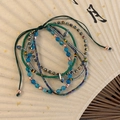 Details mehrlagiger Boho-Perlenarmbänder mit Kristallanhängern auf einem Faltfächer - Mit Anhänger / Blaue Serie (26959B)