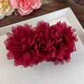 Barrette fleur triple rouge foncé en mousseline pour queue de cheval élégante femme - Fleur Rouge