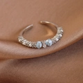 Vista macro de anillo ajustable plateado con perlas, circonitas y piedras azules - Abierto Ajustable / Estilo Plateado (26974B)
