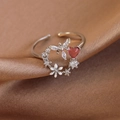 Macro di fiori in smalto bianco e zircone rosa a cuore su anello floreale in argento - Stile Argento / Aperto Regolabile