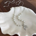 Elegante collana di perle con ciondolo a coda di pesce in un vassoio a forma di conchiglia - Collana Perla Coda di Pesce (Immagine Principale)