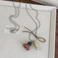 Détail d'une chaîne à billes argentée avec pendentif cacahuète dorée et pompon coloré - Cacahuète Dorée