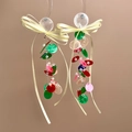 Detalle de lentejuelas de concha de colores con lazo amarillo en pendientes colgantes - Estilo de Lazo con Borla de Colores